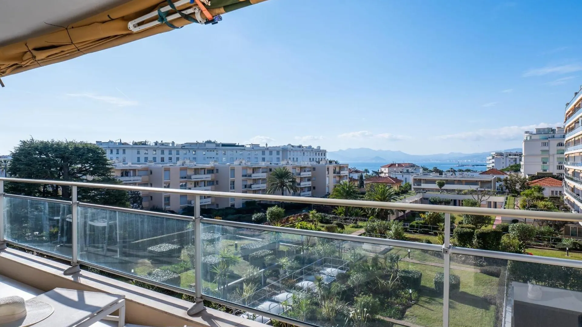 3-Bedroom Apartment Sea View Terrace And Parking Cannes